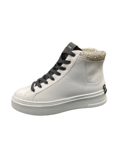 SNEAKERS CRIME LONDON WEIGHTLESS